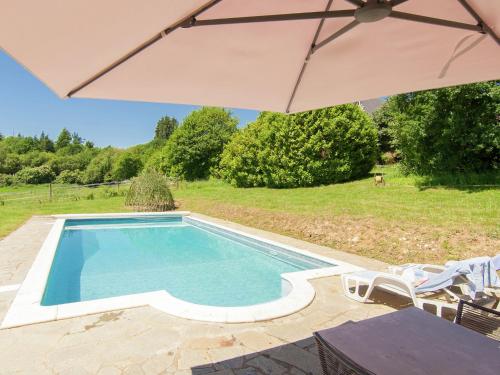 Savignac-LédrierMansion with Private Pool in Aquitaine的院子里带遮阳伞的游泳池