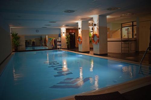 卡托维兹西里西亚品质酒店的在酒店房间的一个大型游泳池