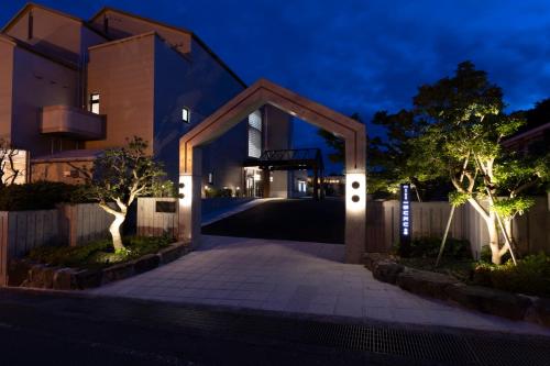 宫岛Miyajima Hanare no Yado IBUKU的夜间有照明车道的房子