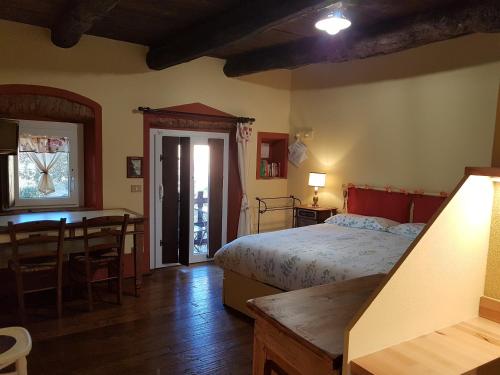 Borgo TicinoB&B La Cascina di Monia e Mario的一间卧室配有一张床、一张桌子和一张书桌