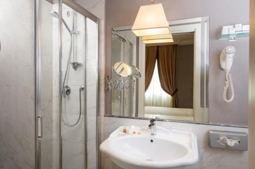 佛罗伦萨拉帕洛酒店的一间带水槽和淋浴的浴室