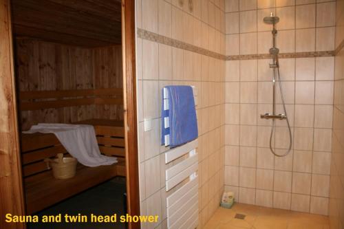 Saint-LazareHillside Park Dordogne的带淋浴和蓝色毛巾的浴室