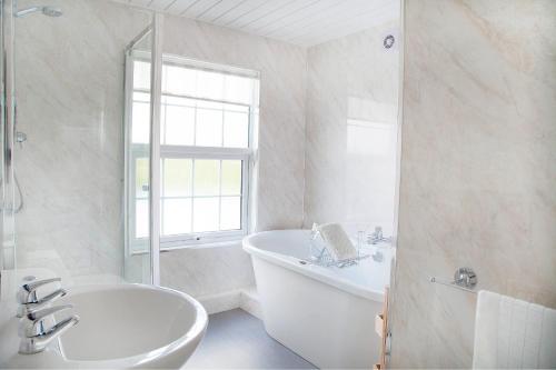 Hamstall Ridware马腾修德旅馆的白色的浴室设有浴缸和水槽。