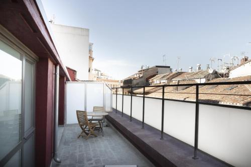 马德里马约尔广场小宫殿酒店的阳台配有桌子和火车。