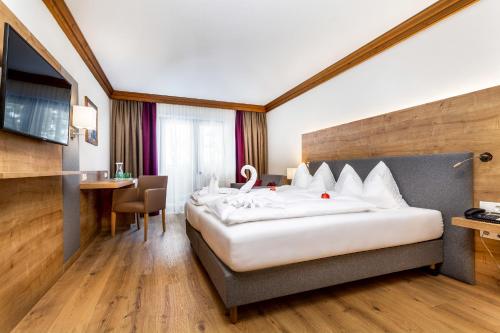 费尔兹姆斯恩特豪弗酒店的酒店客房设有一张大床和一张书桌。