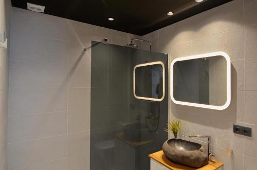 莱斯卡拉Holiday Home Vinya的浴室设有水槽和带两面镜子的淋浴
