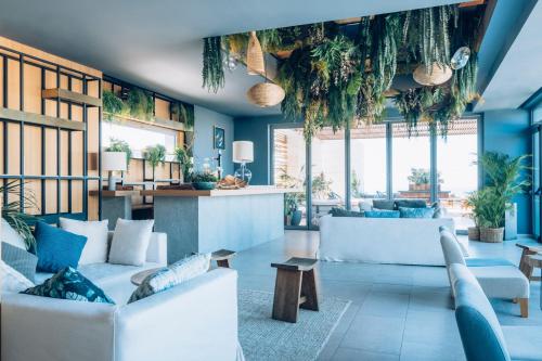 帕尔马海滩Iberostar Selection Llaut Palma- Adults Only的客厅拥有蓝色的墙壁和白色的家具