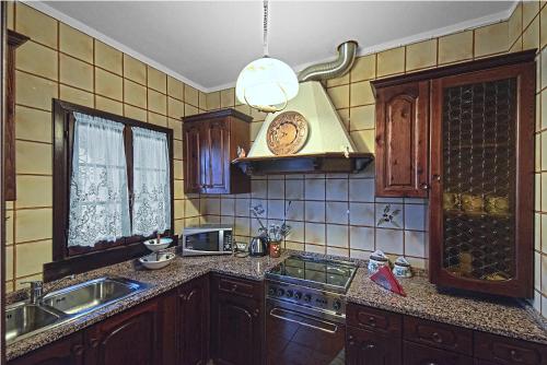 夸尔托达尔蒂诺VECCHIA FAVOLA HOUSE的厨房配有水槽和炉灶 顶部烤箱