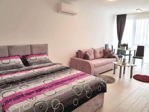 蒂米什瓦拉Brand new apartment in Rebreanu Towers Residence的一间卧室配有一张大床和一张沙发