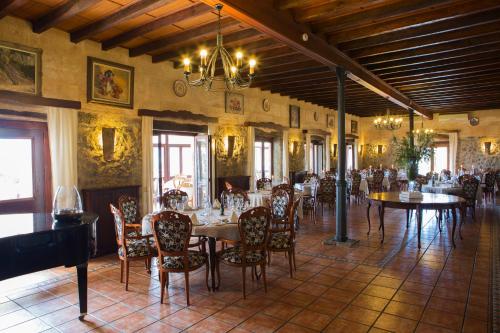坎帕内特Monnaber Nou Finca Hotel & Spa的餐厅内带桌椅的用餐室