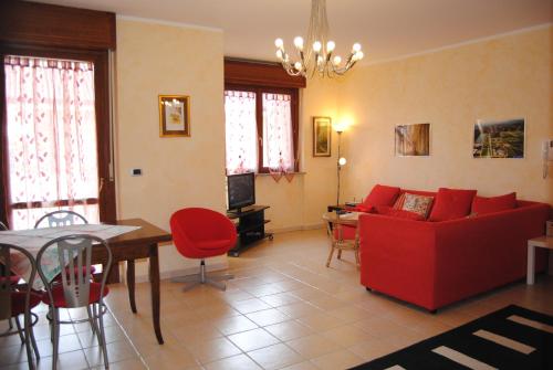 奇列B&BLeTerrazze BoutiqueHotel2-Torino的客厅配有红色的沙发和桌子