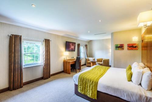 唐克斯特欧斯敦霍尔酒店的配有一张床和一张书桌的酒店客房