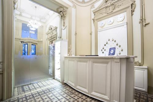 利沃夫摩登艺术酒店的门厅里带柜台的走廊