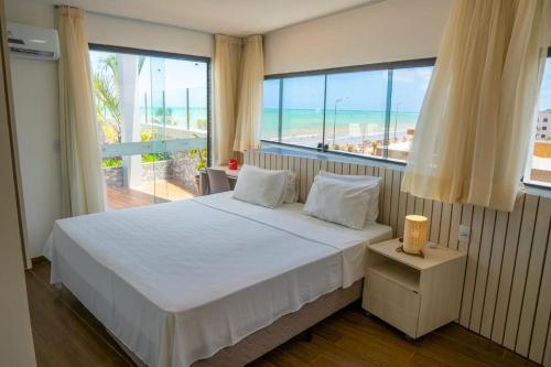 若昂佩索阿Bessa Golden Flats的一间卧室设有一张床,享有海景