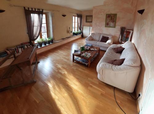 FrampasLe Gros Chêne, Lac du Der的客厅配有2张白色沙发和1张桌子