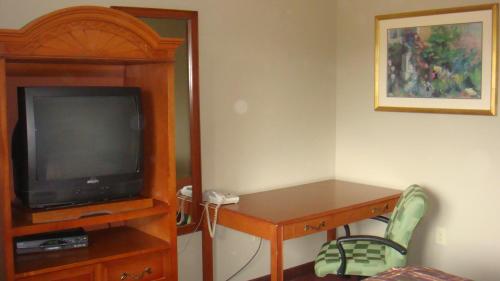 爱迪生美思特汽车连锁旅店的客房设有电视、桌子和书桌。