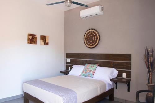 萨尤利塔Playa Azul Sayulita的一间卧室配有一张床和吊扇