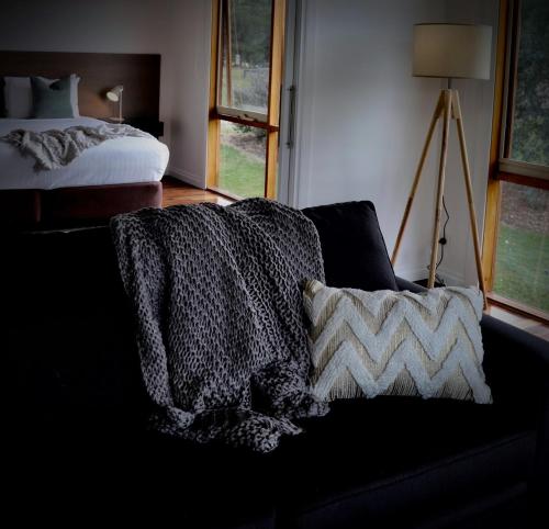 优伶叶灵峡谷别墅酒店的客厅配有沙发和1张床