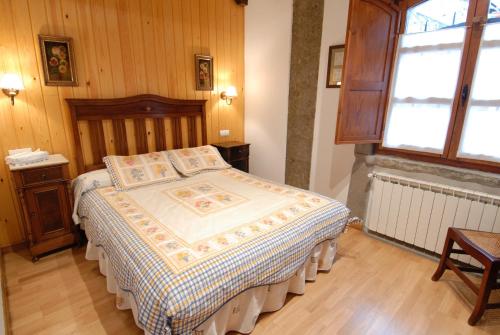 别尔萨Apartamentos Sorripas 1 hab的一间卧室配有一张床铺,床上有毯子