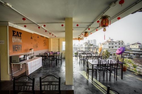 仰光Golden Gate China Town Hotel的阳台餐厅,配有桌椅