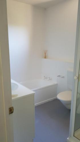 基督城Tranquil Treehouse的白色的浴室设有浴缸和卫生间。