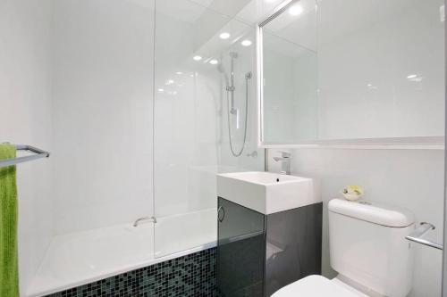 悉尼manlybeachonline.com713 At The Beach的浴室配有卫生间、盥洗盆和淋浴。