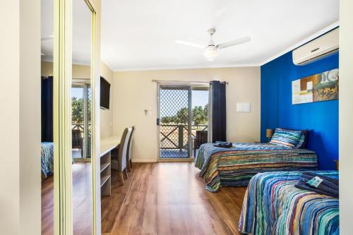 Point SamsonThe Cove Holiday Village的带两张床和镜子的客房