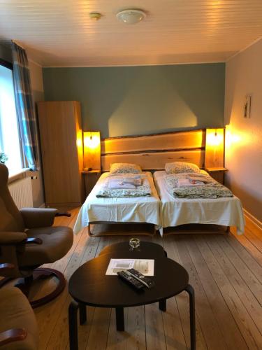 岑讷SJ客房酒店的酒店客房配有一张床和一张茶几