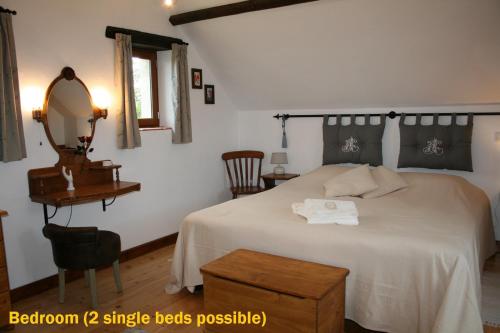 Saint-LazareHillside Park Dordogne的一间卧室配有一张带镜子和桌子的床