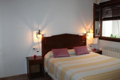 卡皮雷拉Apartamentos Rurales Rosendo: La Madre Selva的一间卧室配有一张带两个枕头的床