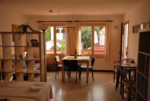 普拉加德阿罗Apartaments Margarita Sabina Pinell的客厅配有桌椅和窗户。
