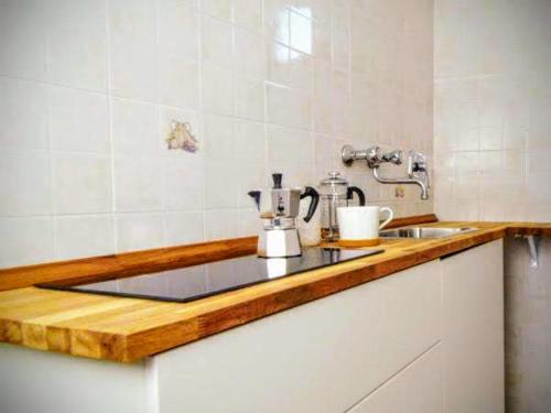圣安吉罗山Suite Rotari - Appartamento con vista的厨房配有带水槽的台面