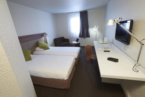 勒布朗-梅尼尔布朗梅尼尔钟楼酒店的酒店客房配有两张床和一张书桌