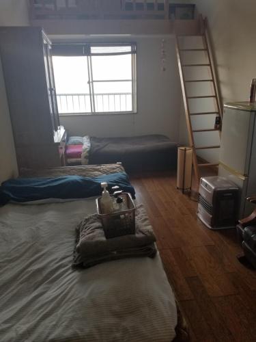 宫崎Ocean Home Guest House的一间卧室配有两张床和一张双层床。