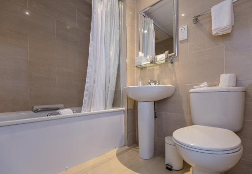 伦敦凤凰酒店的浴室配有卫生间、盥洗盆和浴缸。