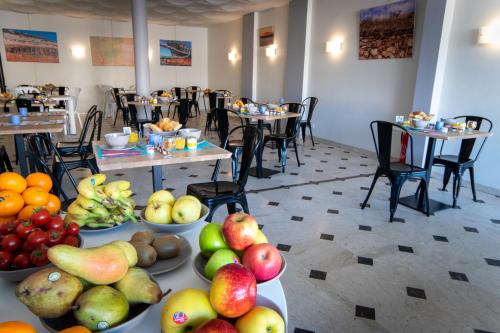 塞特港金沙酒店的桌上有很多水果盘的房间