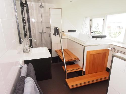 JirnsumB&B Pension "Op'e Koai"的一间带水槽和淋浴的浴室
