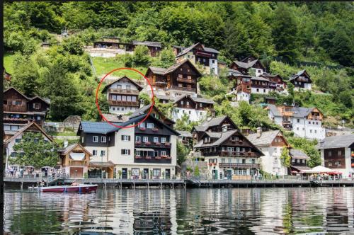 哈尔施塔特Hallstatt Lake View House的水体上的一个村庄