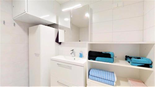 塞伊奈约基Pirjola的白色的浴室设有水槽和镜子
