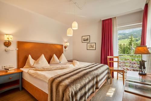 拉维拉Appartamenti La Sajun & Les Viles的一间卧室设有一张大床和一个窗户。
