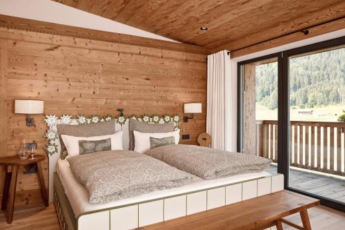 基茨比厄尔附近赖特Kitzbühel Lodge的一间卧室设有一张床和一个大窗户