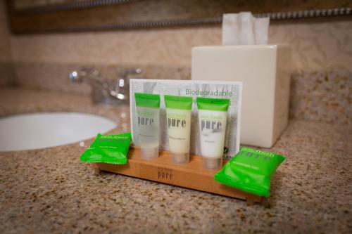 亚基马亚基马中心红狮酒店的浴室柜台上四管牙膏