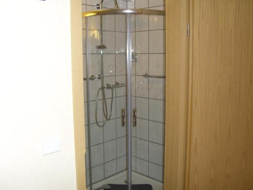 DargunB & B Gross Methling的浴室里设有玻璃门淋浴