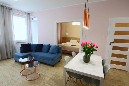 比得哥什Apartamenty Chwytowo 14的客厅配有蓝色的沙发和桌子