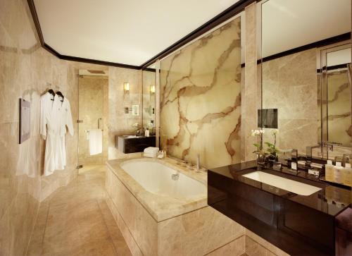 伦敦多彻斯特精品连锁酒店公园巷45号店 的带浴缸和盥洗盆的浴室