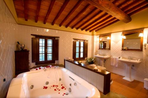 博尔戈圣洛伦索Monsignor Della Casa Country Resort & Spa的大型浴室设有大浴缸和两个水槽
