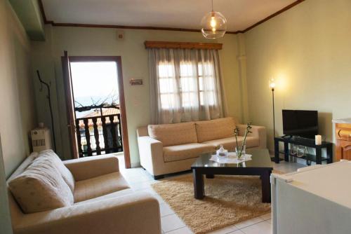 科尼察Small Town Apartment的客厅配有沙发和桌子