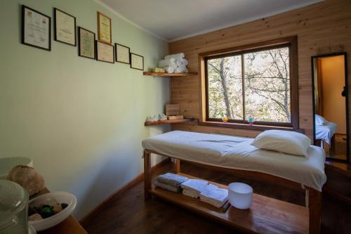 马拉卡韦罗Parque Amavida的一间小卧室,配有床和窗户