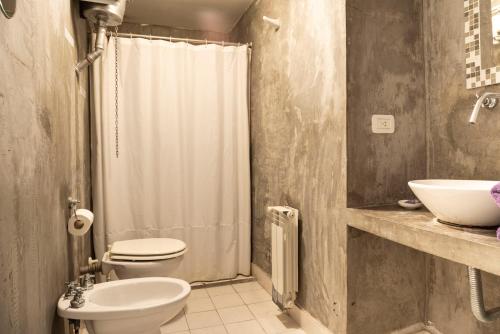 布宜诺斯艾利斯ChillHouse的浴室配有卫生间、盥洗盆和淋浴。
