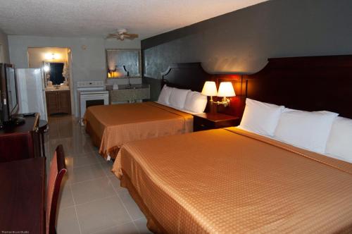 Express Inn & Suites - 5 Miles from St Petersburg Clearwater Airport客房内的一张或多张床位